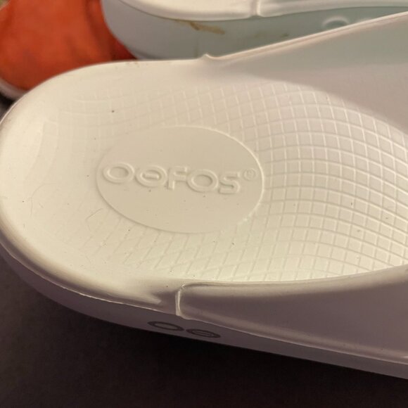 ladies OOFOS flip flops - Picture 4 of 7